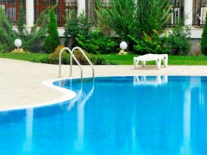 piscine extérieure ovale