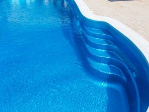 piscine en coque bleu