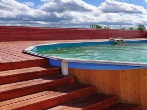 piscine semi-enterrée en bois